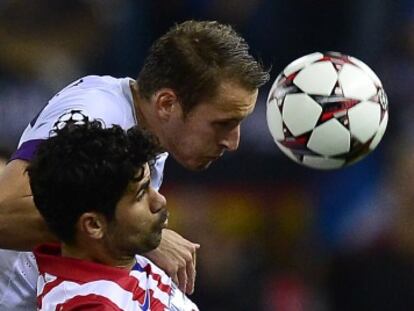 Diego Costa pelea un balón.