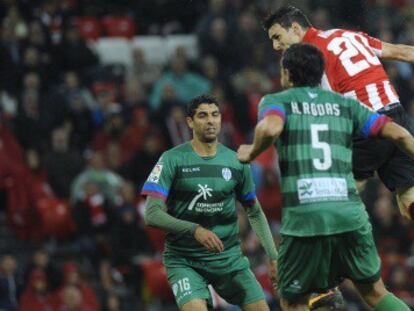 Aduriz remata de cabeza en el segundo gol del Athletic.