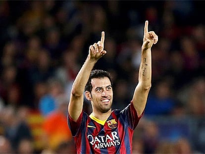 Sergio Busquets celebra un gol con el Barça.