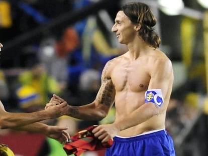 Cristiano e Ibra se saludan tras un partido en 2010.