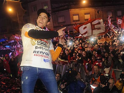 Marc Márquez, rodeado de aficionados en Cervera.