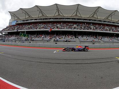 El Red Bull de Vettel rueda sobre el circuito de Austin.