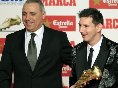 Messi recoge la Bota de Oro junto a Stoichkov.