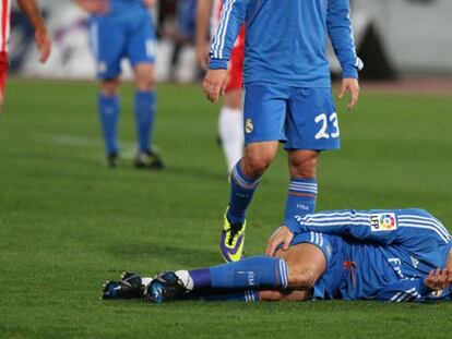 Cristiano, no chão durante o partido ante o Almeria