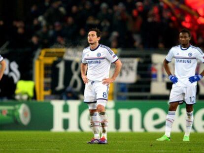 Los jugadores del Chelsea, tras encajar el gol del Basilea.