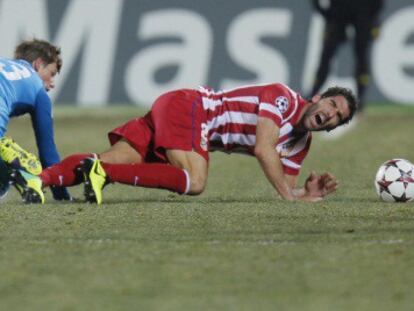 Arshavin y Raúl García, en el suelo tras una falta del primero.