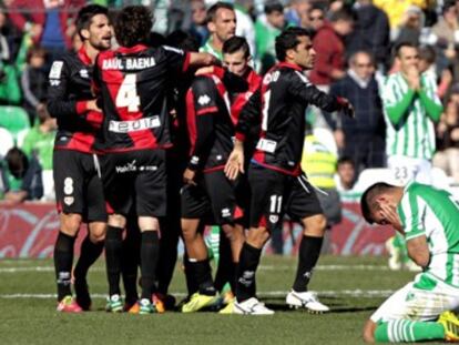 Los jugadores del Rayo celebran el 2-2.