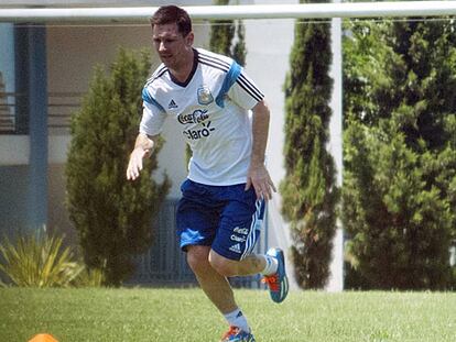 Messi corre durante su entrenamiento en Ezeiza.