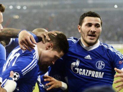 Los jugadores del Schalke 04 celebran el gol de Draxler.