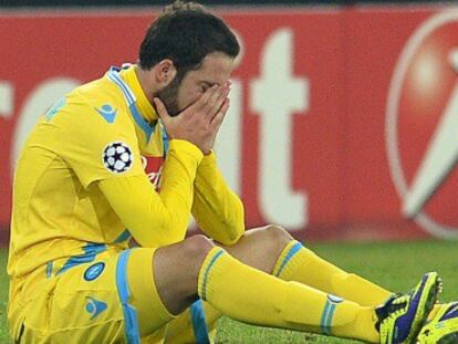 Gonzalo Higuaín se lamenta tras el final del partido.