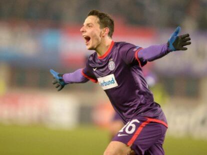 Hosiner, del Austria de Viena, celebra un gol.