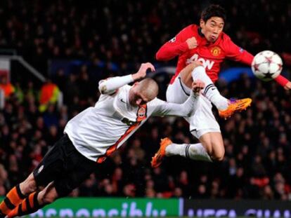 Kagawa lucha por el balón con Rakitskiy