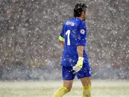 Buffon, portero del Juventus, abandona el terreno de juego.