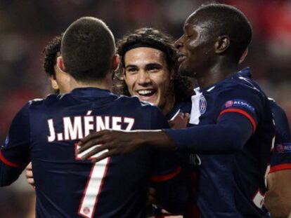 Los jugadores del PSG celebran un gol de Cavani.