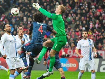 Hart despeja el balón ante Dante