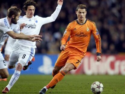 Cristiano, rodeado de defensores del Copenhague