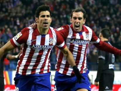 Diego Costa celebra, junto a Godín, su segundo tanto
