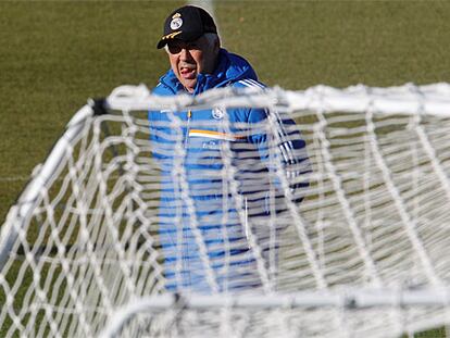 Ancelotti, durante el entrenamiento del Madrid.