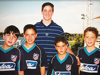 Koke, segundo por la derecha, posa junto a Fernando Torres.