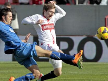 Marko Marin pelea por el balón con Pablo Sarabia