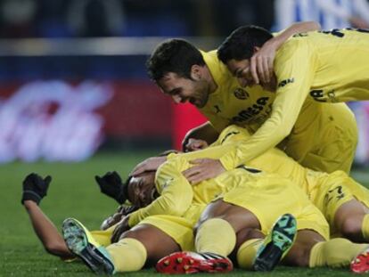 Los jugadores del Villarreal celebra uno de los goles de Uche