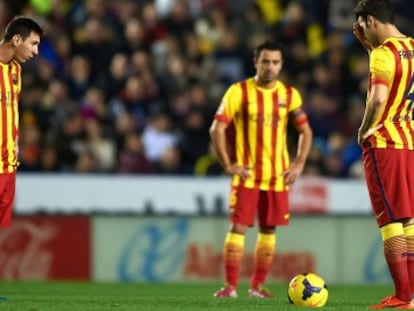 Messi, Xavi y Cesc, tras encajar el gol.