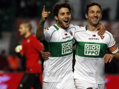 Carles Gil y Edu Albacar celebran un gol del Elche