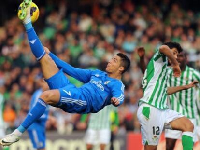 Cristiano intenta un remate acrobático