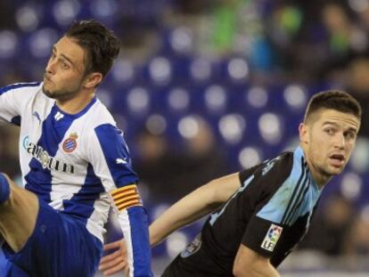 Sergio García controla el balón ante Fontás