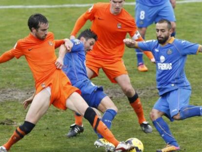 Diego Castro y Ciprian buscan el remate en el área de la Real