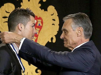 El presidente de Portugal Anibal Cavaco Silva condecora a Cristiano con la medalla de Gran Oficial de la Orden del Infante D. Henrique