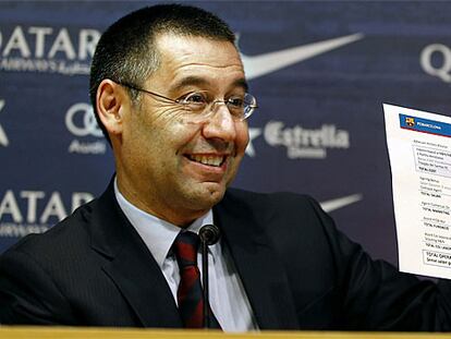 Bartomeu exhibe el documento con las cifras del traspaso de Neymar.