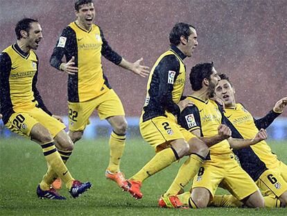 Raúl García celebra con sus compañeros el gol del empate.