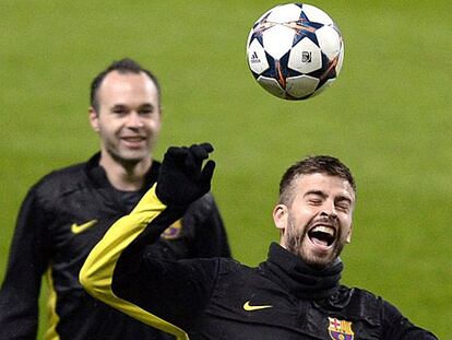 Piqué bromea durante el entrenamiento en Manchester.