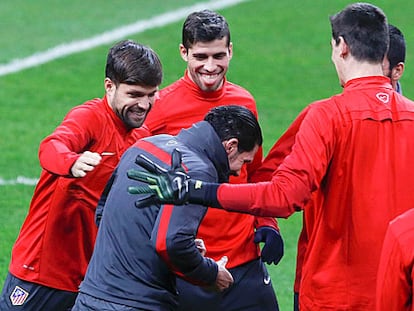 Los jugadores del Atlético bromean con Simeone.