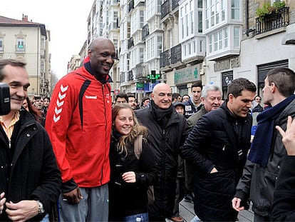 Lamar Odom, rodeado de aficionados en Vitoria.