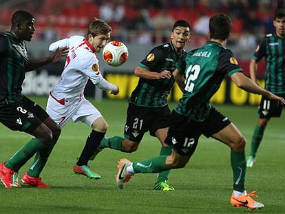 Marin, rodeado de rivales en el duelo de ida.