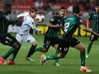 Marin, rodeado de rivales en el duelo de ida.