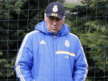 Ancelotti observa el entrenamiento de sus jugadores