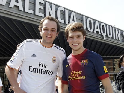 Aficionados del Madrid y el Barça, en Valencia.