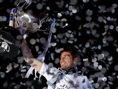 Casillas corona a Cibeles ante miles de aficionados