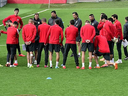 Jugadores y técnicos del Atlético, en un entrenamiento