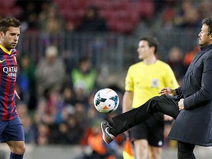 Luis Enrique devuelve el balón a Jordi Alba.