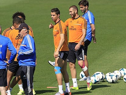 Ancelotti charla con Zidane en presencia de CR.