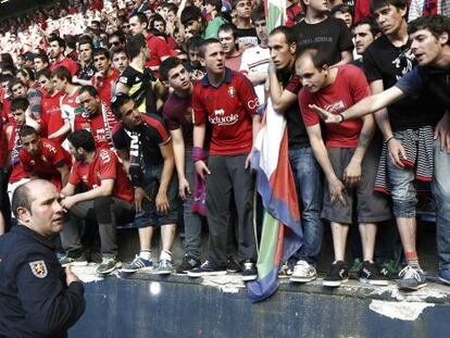 Hinchas de Osasuna ubicados en la grada donde cedió la valla.