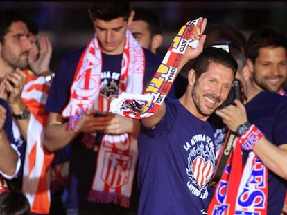 Diego Simeone anoche en la plaza de Neptuno.