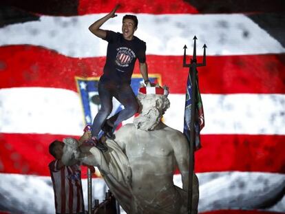 Gabi celebra el título de Liga sobre la fuente de Neptuno