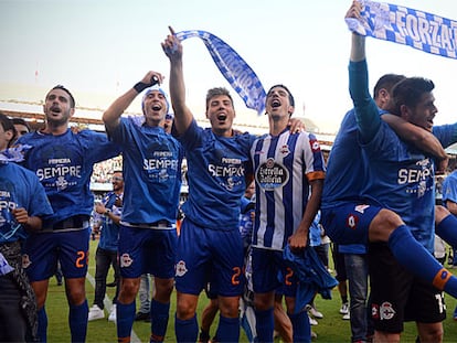 Os jogadores do Deportivo celebram a ascensão em Riazor.