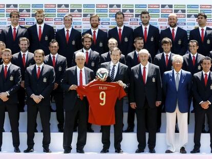 Rajoy posa con con la selección española en Las Rozas.