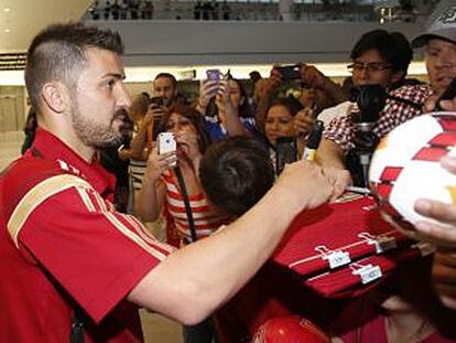 David Villa saluda a simpatizantes de La Roja en Baltimore.
